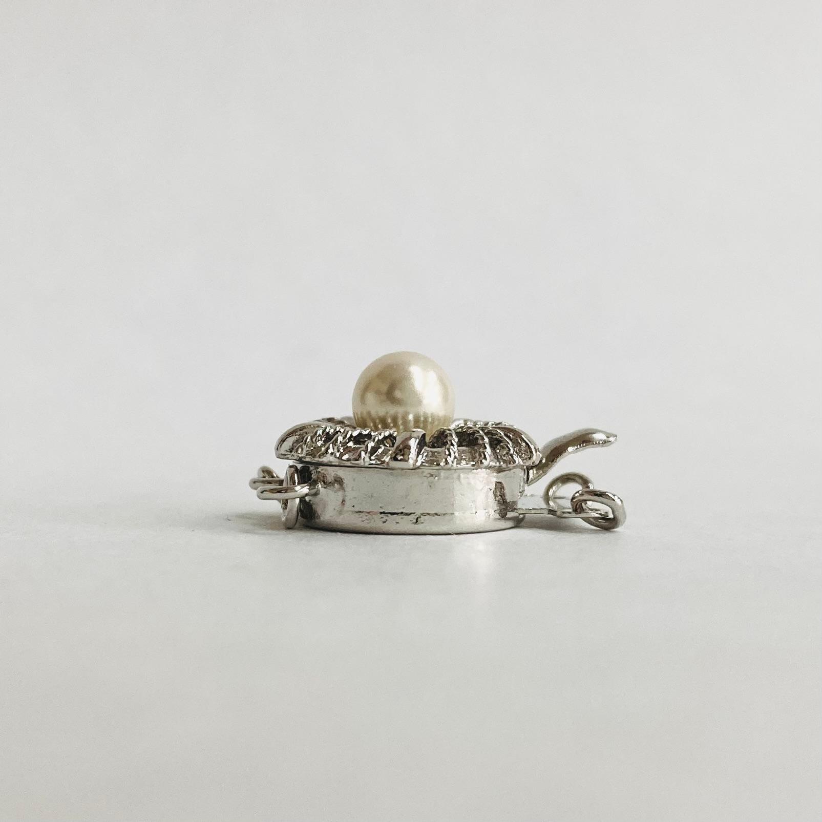 【vintage】2連用デザインクラスプ/樹脂パール付き/R/made in japan | 2枚目